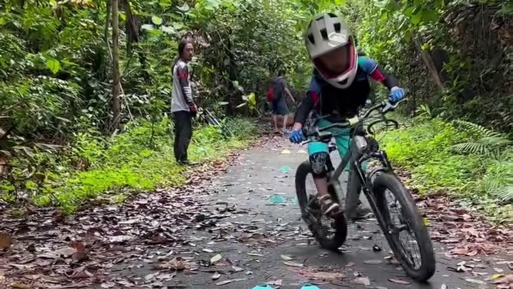 How to do basic cornering with junior mountain bikers?
